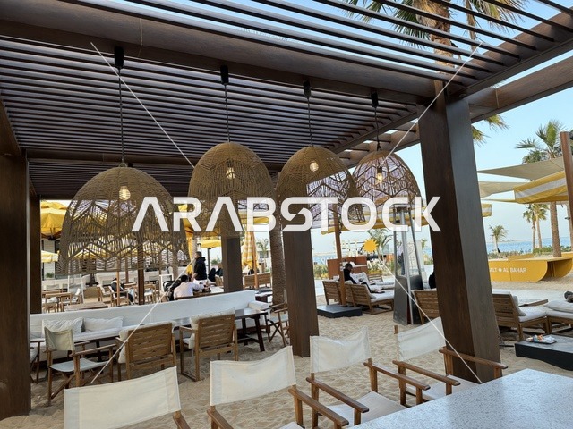 سولت البحر وجهة ترفيهية وشاطئية عائلية تقع على طريق الكورنيش في الخبر في المملكة العربية السعودية، تجديدات إضافية وتطويرات في 3  يناير 2026، أنشطة متنوعة ترامبولين للأطفال، التجديف وطاولات التنس، مكان صديق للحيوانات الأليفة