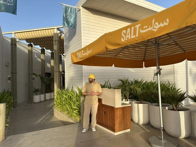 مطعم سولت  يقدم خدمة الطلبات الخارجية أو الوجبات السريعة، سولت البحر وجهة ترفيهية وشاطئية عائلية تقع على طريق الكورنيش في الخبر في المملكة العربية السعودية، تجديدات إضافية وتطويرات في 3  يناير 2026، مكان صديق للحيوانات الأليفة