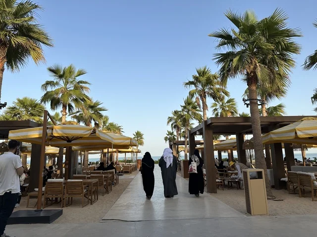 وجهة لتناول وجبة الإفطار بجانب البحر، سولت البحر وجهة ترفيهية وشاطئية عائلية تقع على طريق الكورنيش في الخبر في المملكة العربية السعودية، تجديدات إضافية وتطويرات في 3  يناير 2026، مكان صديق للحيوانات الأليفة