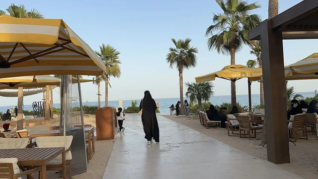 سيدات عربيات بملابس تقليدية في سولت البحر وجهة ترفيهية وشاطئية عائلية تقع على طريق الكورنيش في الخبر في المملكة العربية السعودية، تجديدات إضافية وتطويرات في 3  يناير 2026، مكان صديق للحيوانات الأليفة