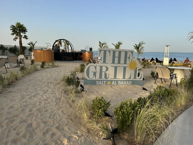 لافته نص البنات باللغة الانكليزية على الرمال في سولت البحر وجهة ترفيهية وشاطئية عائلية تقع على طريق الكورنيش في الخبر في المملكة العربية السعودية، تجديدات إضافية وتطويرات في 3  يناير 2026، أنشطة متنوعة ترامبولين للأطفال، التجديف وطاولات التنس