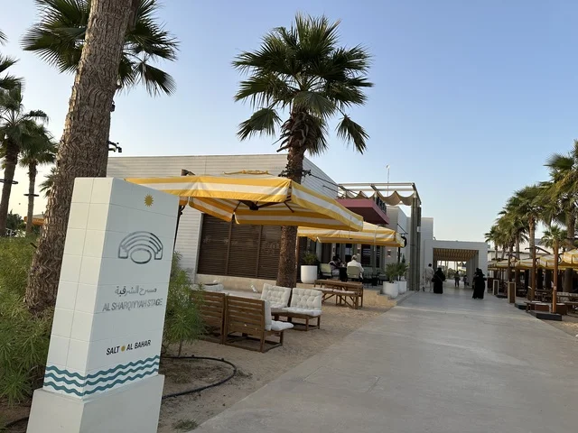 يقدم المطعم تجربة طعام فريدة في الهواء الطلق مع ديكور عصري، سولت البحر وجهة ترفيهية وشاطئية عائلية تقع على طريق الكورنيش في الخبر في المملكة العربية السعودية، تجديدات إضافية وتطويرات في 3  يناير 2026، أنشطة متنوعة ترامبولين للأطفال، التجديف وطاولات التنس