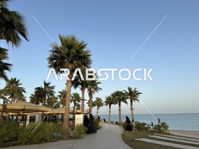 أجواء هادئة وجهة لتناول الطعام والاسترخاء على البحر، سولت البحر وجهة ترفيهية وشاطئية عائلية تقع على طريق الكورنيش في الخبر في المملكة العربية السعودية، تجديدات إضافية وتطويرات في 3  يناير 2026، أنشطة متنوعة ترامبولين للأطفال، التجديف وطاولات التنس