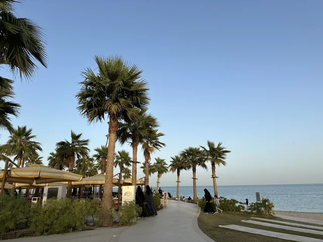 أجواء هادئة وجهة لتناول الطعام والاسترخاء على البحر، سولت البحر وجهة ترفيهية وشاطئية عائلية تقع على طريق الكورنيش في الخبر في المملكة العربية السعودية، تجديدات إضافية وتطويرات في 3  يناير 2026، أنشطة متنوعة ترامبولين للأطفال، التجديف وطاولات التنس