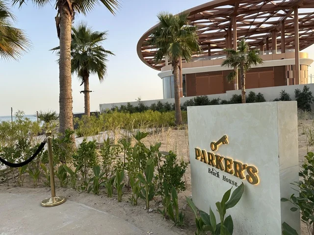 مطعم بأجواء هادئة مع إطلالة على البحر وموسيقى، سولت البحر وجهة ترفيهية وشاطئية عائلية تقع على طريق الكورنيش في الخبر في المملكة العربية السعودية، تجديدات إضافية وتطويرات في 3  يناير 2026، أنشطة متنوعة ترامبولين للأطفال، التجديف وطاولات التنس