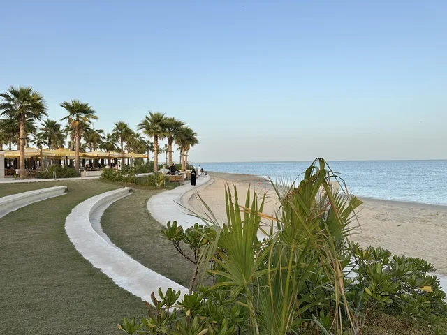 ممشى رملي وسط النخيل، سولت البحر وجهة ترفيهية وشاطئية عائلية تقع على طريق الكورنيش في الخبر في المملكة العربية السعودية، تجديدات إضافية وتطويرات في 3  يناير 2026، أنشطة متنوعة ترامبولين للأطفال، التجديف وطاولات التنس، مكان صديق للحيوانات الأليفة