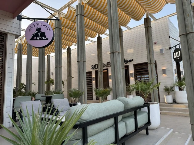 مقاعد وكراسي للاستراحة في ممشى رملي، سولت البحر وجهة ترفيهية وشاطئية عائلية تقع على طريق الكورنيش في الخبر في المملكة العربية السعودية، تجديدات إضافية وتطويرات في 3  يناير 2026، أنشطة متنوعة ترامبولين للأطفال، التجديف وطاولات التنس