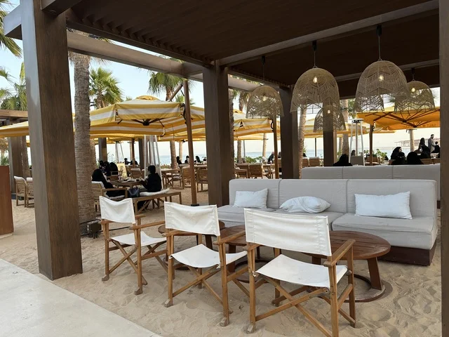 تجديدات إضافية وتطويرات في 3  يناير 2026، جلسات رملية في الهواء الطلق في سولت البحر وجهة ترفيهية وشاطئية عائلية تقع على طريق الكورنيش في الخبر في المملكة العربية السعودية، أنشطة متنوعة ترامبولين للأطفال، التجديف وطاولات التنس، مكان صديق للحيوانات الأليفة