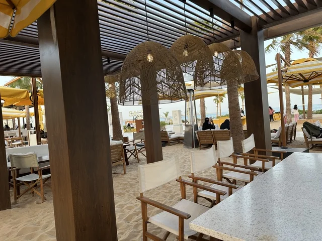 سولت البحر وجهة ترفيهية وشاطئية عائلية تقع على طريق الكورنيش في الخبر في المملكة العربية السعودية، تجديدات إضافية وتطويرات في 3  يناير 2026، أنشطة متنوعة ترامبولين للأطفال، التجديف وطاولات التنس، مكان صديق للحيوانات الأليفة