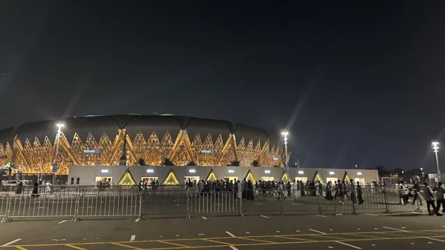 دخول المشجعين لحضور مباراة الأهلي و النصر يوم 2 يناير 2026 في دوري روشن السعودي، مدخل ملعب مدينة الملك عبدالله الرياضية (الجوهرة المشعة) في جدة