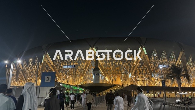 دخول المشجعين لحضور مباراة الأهلي و النصر يوم 2 يناير 2026 في دوري روشن السعودي، مدخل ملعب مدينة الملك عبدالله الرياضية (الجوهرة المشعة) في جدة
