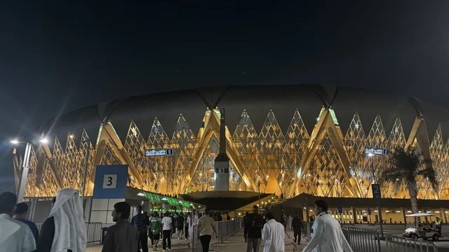 دخول المشجعين لحضور مباراة الأهلي و النصر يوم 2 يناير 2026 في دوري روشن السعودي، مدخل ملعب مدينة الملك عبدالله الرياضية (الجوهرة المشعة) في جدة