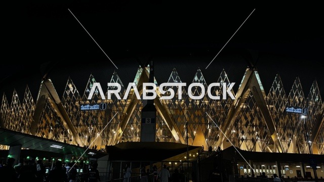 دخول المشجعين لحضور مباراة الأهلي و النصر يوم 2 يناير 2026 في دوري روشن السعودي، مدخل ملعب مدينة الملك عبدالله الرياضية (الجوهرة المشعة) في جدة