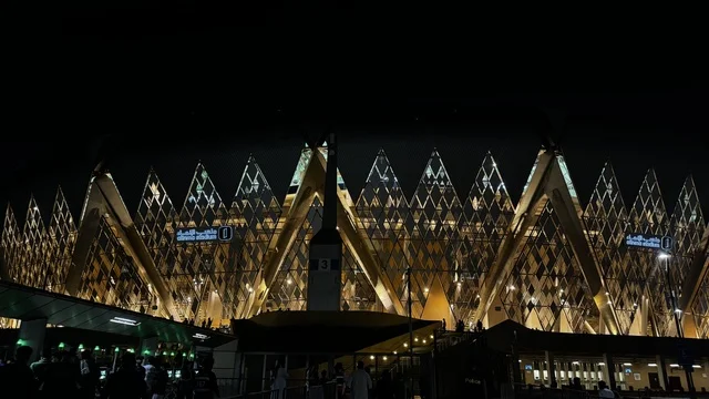 دخول المشجعين لحضور مباراة الأهلي و النصر يوم 2 يناير 2026 في دوري روشن السعودي، مدخل ملعب مدينة الملك عبدالله الرياضية (الجوهرة المشعة) في جدة