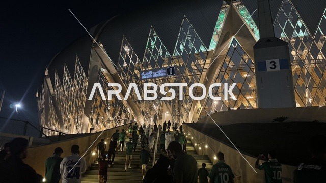 دخول المشجعين لحضور مباراة الأهلي و النصر يوم 2 يناير 2026 في دوري روشن السعودي، مدخل ملعب مدينة الملك عبدالله الرياضية (الجوهرة المشعة) في جدة