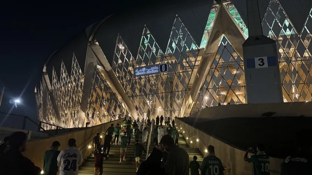 دخول المشجعين لحضور مباراة الأهلي و النصر يوم 2 يناير 2026 في دوري روشن السعودي، مدخل ملعب مدينة الملك عبدالله الرياضية (الجوهرة المشعة) في جدة