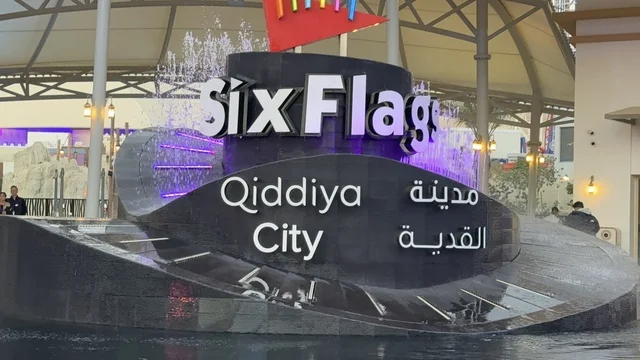 اكبر مشروع عملاق لمدينة ترفيهية تحمل علامة ستة أعلام التجارية في السعودية، أول منتزه ترفيهي لستة أعلام خارج أميركا الشمالية، مدينة 6 فلاجز القدية في ثاني يوم من الافتتاح 1 يناير 2026 ، استراتيجية رؤية السعودية 2030