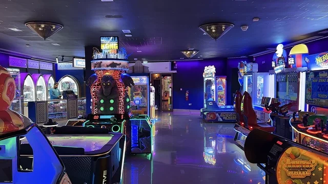 العاب الاركيد المسلية، اكبر مشروع عملاق لمدينة ترفيهية تحمل علامة ستة أعلام التجارية في السعودية، أول منتزه ترفيهي لستة أعلام خارج أميركا الشمالية، مدينة 6 فلاجز القدية في ثاني يوم من الافتتاح 1 يناير 2026 ، استراتيجية رؤية السعودية 2030