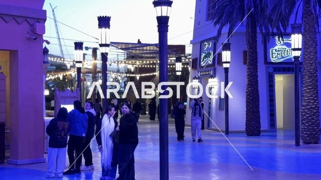 تجول الزوار في مدينة 6 فلاجز القدية في ثاني يوم من الافتتاح 1 يناير 2026 ، استراتيجية رؤية السعودية 2030، اكبر مشروع عملاق لمدينة ترفيهية تحمل علامة ستة أعلام التجارية في السعودية، أول منتزه ترفيهي لستة أعلام خارج أميركا الشمالية