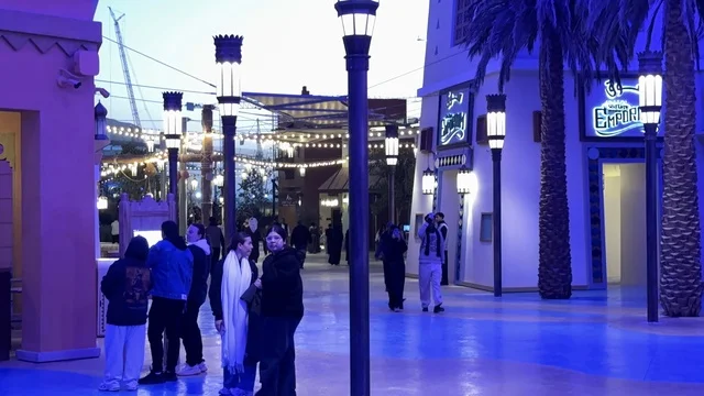 تجول الزوار في مدينة 6 فلاجز القدية في ثاني يوم من الافتتاح 1 يناير 2026 ، استراتيجية رؤية السعودية 2030، اكبر مشروع عملاق لمدينة ترفيهية تحمل علامة ستة أعلام التجارية في السعودية، أول منتزه ترفيهي لستة أعلام خارج أميركا الشمالية