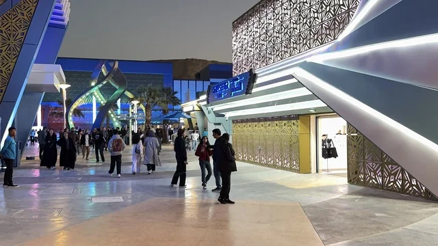 تجول الزوار في مدينة 6 فلاجز القدية في ثاني يوم من الافتتاح 1 يناير 2026 ، استراتيجية رؤية السعودية 2030، اكبر مشروع عملاق لمدينة ترفيهية تحمل علامة ستة أعلام التجارية في السعودية، أول منتزه ترفيهي لستة أعلام خارج أميركا الشمالية