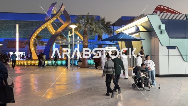 تجول الزوار في مدينة 6 فلاجز القدية في ثاني يوم من الافتتاح 1 يناير 2026 ، استراتيجية رؤية السعودية 2030، اكبر مشروع عملاق لمدينة ترفيهية تحمل علامة ستة أعلام التجارية في السعودية، أول منتزه ترفيهي لستة أعلام خارج أميركا الشمالية