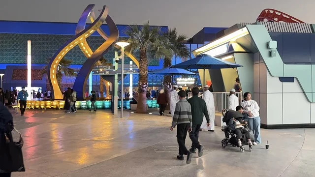 تجول الزوار في مدينة 6 فلاجز القدية في ثاني يوم من الافتتاح 1 يناير 2026 ، استراتيجية رؤية السعودية 2030، اكبر مشروع عملاق لمدينة ترفيهية تحمل علامة ستة أعلام التجارية في السعودية، أول منتزه ترفيهي لستة أعلام خارج أميركا الشمالية