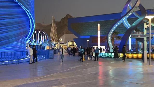 تجول الزوار في مدينة 6 فلاجز القدية في ثاني يوم من الافتتاح 1 يناير 2026 ، استراتيجية رؤية السعودية 2030، اكبر مشروع عملاق لمدينة ترفيهية تحمل علامة ستة أعلام التجارية في السعودية، أول منتزه ترفيهي لستة أعلام خارج أميركا الشمالية