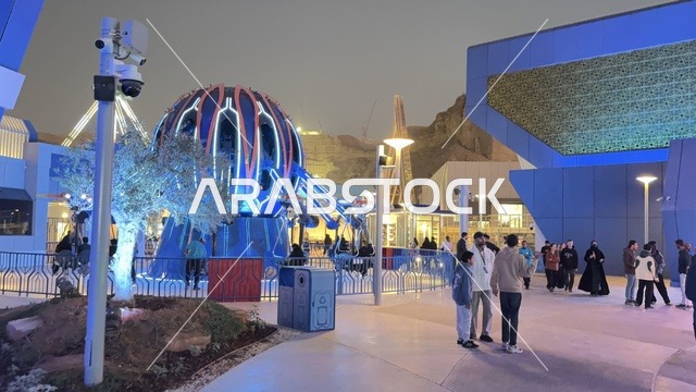 تجول الزوار في مدينة 6 فلاجز القدية في ثاني يوم من الافتتاح 1 يناير 2026 ، استراتيجية رؤية السعودية 2030، اكبر مشروع عملاق لمدينة ترفيهية تحمل علامة ستة أعلام التجارية في السعودية، أول منتزه ترفيهي لستة أعلام خارج أميركا الشمالية