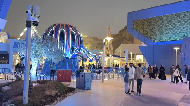 تجول الزوار في مدينة 6 فلاجز القدية في ثاني يوم من الافتتاح 1 يناير 2026 ، استراتيجية رؤية السعودية 2030، اكبر مشروع عملاق لمدينة ترفيهية تحمل علامة ستة أعلام التجارية في السعودية، أول منتزه ترفيهي لستة أعلام خارج أميركا الشمالية