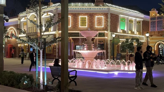 تجول الزوار في مدينة 6 فلاجز القدية في ثاني يوم من الافتتاح 1 يناير 2026 ، استراتيجية رؤية السعودية 2030، اكبر مشروع عملاق لمدينة ترفيهية تحمل علامة ستة أعلام التجارية في السعودية، أول منتزه ترفيهي لستة أعلام خارج أميركا الشمالية