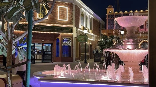 اكبر مشروع عملاق لمدينة ترفيهية تحمل علامة ستة أعلام التجارية في السعودية، أول منتزه ترفيهي لستة أعلام خارج أميركا الشمالية، نافورة مياه في مدينة 6 فلاجز القدية في ثاني يوم من الافتتاح 1 يناير 2026 ، استراتيجية رؤية السعودية 2030