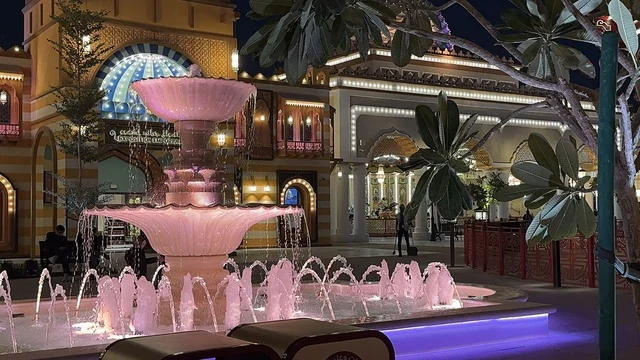 اكبر مشروع عملاق لمدينة ترفيهية تحمل علامة ستة أعلام التجارية في السعودية، أول منتزه ترفيهي لستة أعلام خارج أميركا الشمالية، نافورة مياه في مدينة 6 فلاجز القدية في ثاني يوم من الافتتاح 1 يناير 2026 ، استراتيجية رؤية السعودية 2030