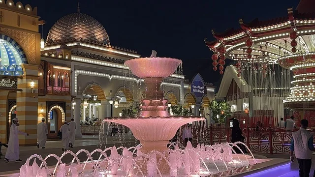 اكبر مشروع عملاق لمدينة ترفيهية تحمل علامة ستة أعلام التجارية في السعودية، أول منتزه ترفيهي لستة أعلام خارج أميركا الشمالية، نافورة مياه في مدينة 6 فلاجز القدية في ثاني يوم من الافتتاح 1 يناير 2026 ، استراتيجية رؤية السعودية 2030