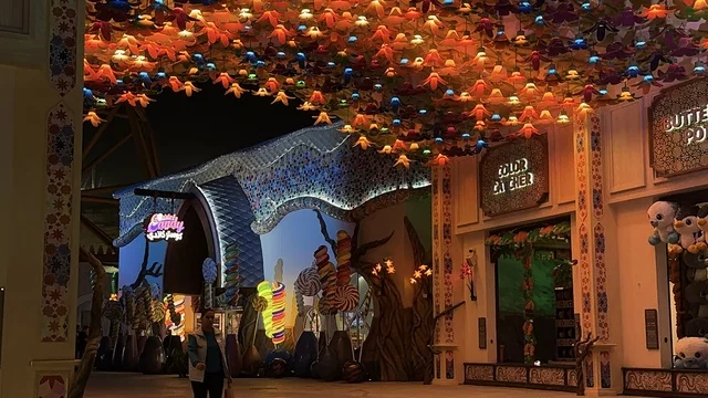 الزينة الملونة والمميزة، اكبر مشروع عملاق لمدينة ترفيهية تحمل علامة ستة أعلام التجارية في السعودية، أول منتزه ترفيهي لستة أعلام خارج أميركا الشمالية، مدينة 6 فلاجز القدية في ثاني يوم من الافتتاح 1 يناير 2026 ، استراتيجية رؤية السعودية 2030