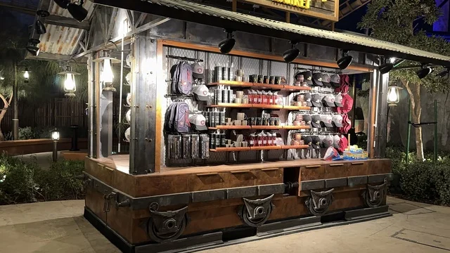 متجر لبيع لباس رياضي، اكبر مشروع عملاق لمدينة ترفيهية تحمل علامة ستة أعلام التجارية في السعودية، أول منتزه ترفيهي لستة أعلام خارج أميركا الشمالية، مدينة 6 فلاجز القدية في ثاني يوم من الافتتاح 1 يناير 2026 ، استراتيجية رؤية السعودية 2030