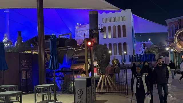 تجول الزوار في مدينة 6 فلاجز القدية في ثاني يوم من الافتتاح 1 يناير 2026 ، استراتيجية رؤية السعودية 2030، اكبر مشروع عملاق لمدينة ترفيهية تحمل علامة ستة أعلام التجارية في السعودية، أول منتزه ترفيهي لستة أعلام خارج أميركا الشمالية