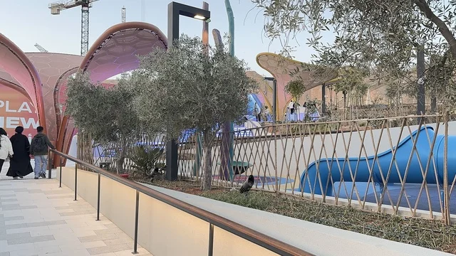 قضاء وقت ممتع مع العائلة، تجول الزوار في مدينة 6 فلاجز القدية في ثاني يوم من الافتتاح 1 يناير 2026 ، استراتيجية رؤية السعودية 2030، اكبر مشروع عملاق لمدينة ترفيهية تحمل علامة ستة أعلام التجارية في السعودية، أول منتزه ترفيهي لستة أعلام خارج أميركا الشمالية