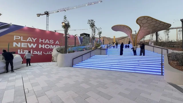 قضاء وقت ممتع مع العائلة، تجول الزوار في مدينة 6 فلاجز القدية في ثاني يوم من الافتتاح 1 يناير 2026 ، استراتيجية رؤية السعودية 2030، اكبر مشروع عملاق لمدينة ترفيهية تحمل علامة ستة أعلام التجارية في السعودية، أول منتزه ترفيهي لستة أعلام خارج أميركا الشمالية