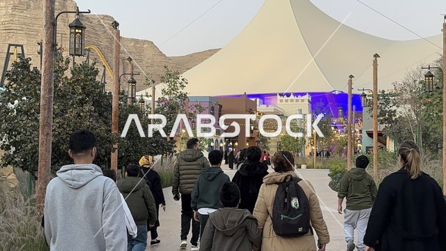 قضاء وقت ممتع مع العائلة، تجول الزوار في مدينة 6 فلاجز القدية في ثاني يوم من الافتتاح 1 يناير 2026 ، استراتيجية رؤية السعودية 2030، اكبر مشروع عملاق لمدينة ترفيهية تحمل علامة ستة أعلام التجارية في السعودية، أول منتزه ترفيهي لستة أعلام خارج أميركا الشمالية