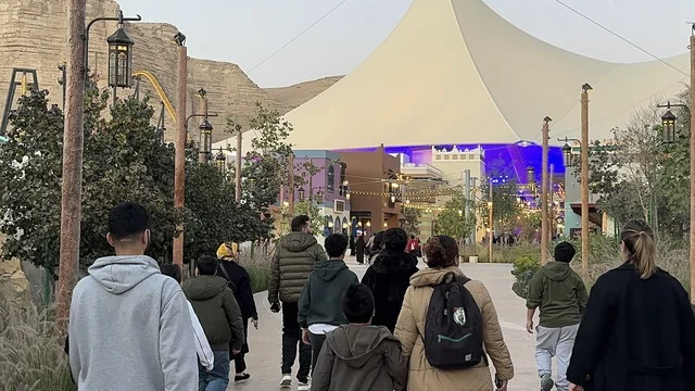 قضاء وقت ممتع مع العائلة، تجول الزوار في مدينة 6 فلاجز القدية في ثاني يوم من الافتتاح 1 يناير 2026 ، استراتيجية رؤية السعودية 2030، اكبر مشروع عملاق لمدينة ترفيهية تحمل علامة ستة أعلام التجارية في السعودية، أول منتزه ترفيهي لستة أعلام خارج أميركا الشمالية