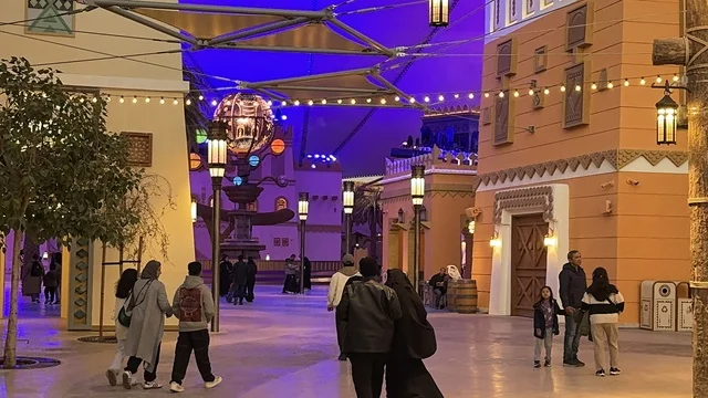 قضاء وقت ممتع مع العائلة، تجول الزوار في مدينة 6 فلاجز القدية في ثاني يوم من الافتتاح 1 يناير 2026 ، استراتيجية رؤية السعودية 2030، اكبر مشروع عملاق لمدينة ترفيهية تحمل علامة ستة أعلام التجارية في السعودية، أول منتزه ترفيهي لستة أعلام خارج أميركا الشمالية