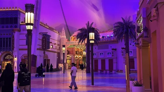 قضاء وقت ممتع مع العائلة، تجول الزوار في مدينة 6 فلاجز القدية في ثاني يوم من الافتتاح 1 يناير 2026 ، استراتيجية رؤية السعودية 2030، اكبر مشروع عملاق لمدينة ترفيهية تحمل علامة ستة أعلام التجارية في السعودية، أول منتزه ترفيهي لستة أعلام خارج أميركا الشمالية