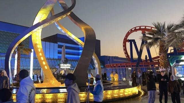 قضاء وقت ممتع مع العائلة، تجول الزوار في مدينة 6 فلاجز القدية في ثاني يوم من الافتتاح 1 يناير 2026 ، استراتيجية رؤية السعودية 2030، اكبر مشروع عملاق لمدينة ترفيهية تحمل علامة ستة أعلام التجارية في السعودية، أول منتزه ترفيهي لستة أعلام خارج أميركا الشمالية