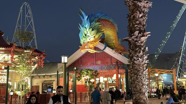 قضاء وقت ممتع مع العائلة، تجول الزوار في مدينة 6 فلاجز القدية في ثاني يوم من الافتتاح 1 يناير 2026 ، استراتيجية رؤية السعودية 2030، اكبر مشروع عملاق لمدينة ترفيهية تحمل علامة ستة أعلام التجارية في السعودية، أول منتزه ترفيهي لستة أعلام خارج أميركا الشمالية