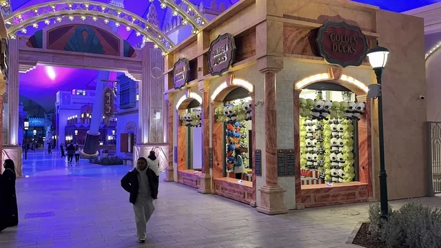 قضاء وقت ممتع مع العائلة، تجول الزوار في مدينة 6 فلاجز القدية في ثاني يوم من الافتتاح 1 يناير 2026 ، استراتيجية رؤية السعودية 2030، اكبر مشروع عملاق لمدينة ترفيهية تحمل علامة ستة أعلام التجارية في السعودية، أول منتزه ترفيهي لستة أعلام خارج أميركا الشمالية