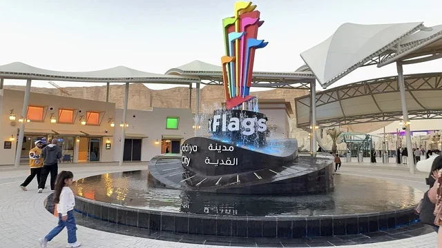 مدينة 6 فلاجز القدية في ثاني يوم من الافتتاح 1 يناير 2026 ، استراتيجية رؤية السعودية 2030، اكبر مشروع عملاق لمدينة ترفيهية تحمل علامة ستة أعلام التجارية في السعودية، أول منتزه ترفيهي لستة أعلام خارج أميركا الشمالية