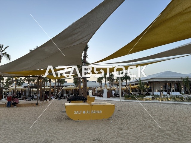 مساحات للعب وجلسات مطلة على البحر،  شاطئ رملي مع وجود مظلات وأشجار نخيل، سولت البحر وجهة ترفيهية وشاطئية عائلية تقع على طريق الكورنيش في الخبر في المملكة العربية السعودية، تجديدات إضافية وتطويرات في 3  يناير 2026