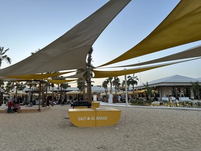 مساحات للعب وجلسات مطلة على البحر،  شاطئ رملي مع وجود مظلات وأشجار نخيل، سولت البحر وجهة ترفيهية وشاطئية عائلية تقع على طريق الكورنيش في الخبر في المملكة العربية السعودية، تجديدات إضافية وتطويرات في 3  يناير 2026