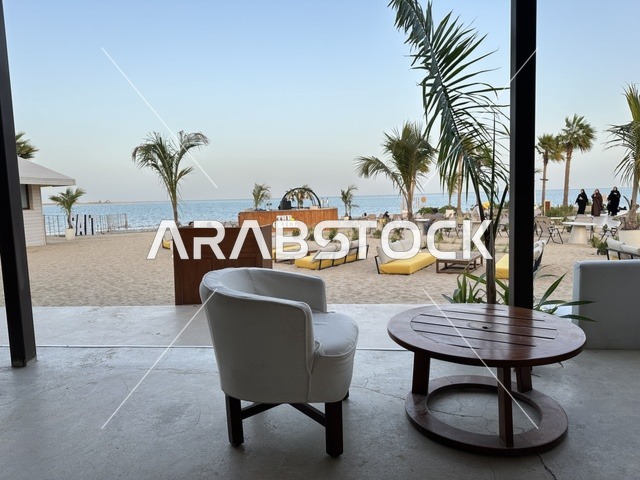 شاطئ رملي مع وجود مظلات وأشجار نخيل، سولت البحر وجهة ترفيهية وشاطئية عائلية تقع على طريق الكورنيش في الخبر في المملكة العربية السعودية، تجديدات إضافية وتطويرات في 3  يناير 2026